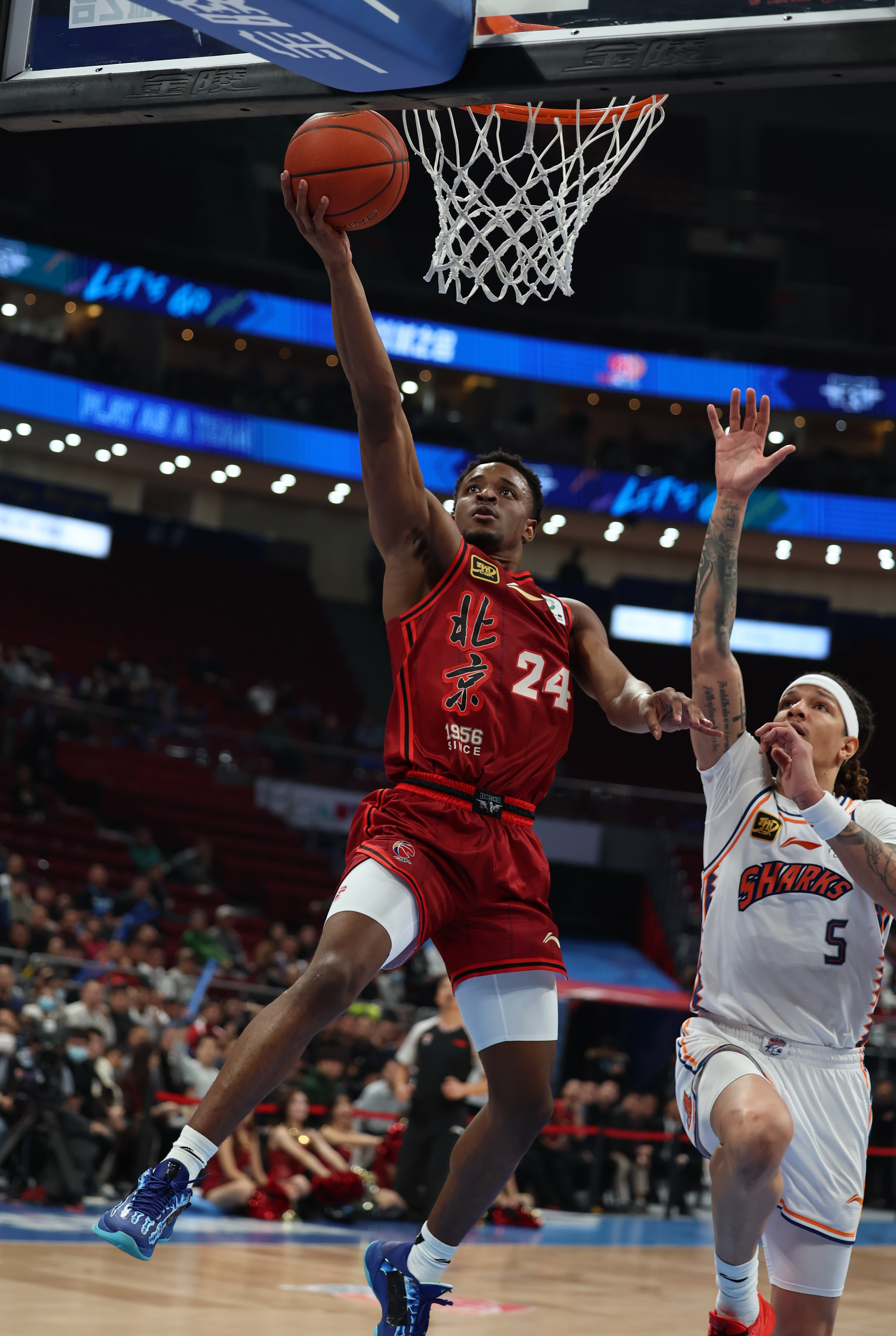 北京队鏖战猛龙，麦科勒姆点燃赛场