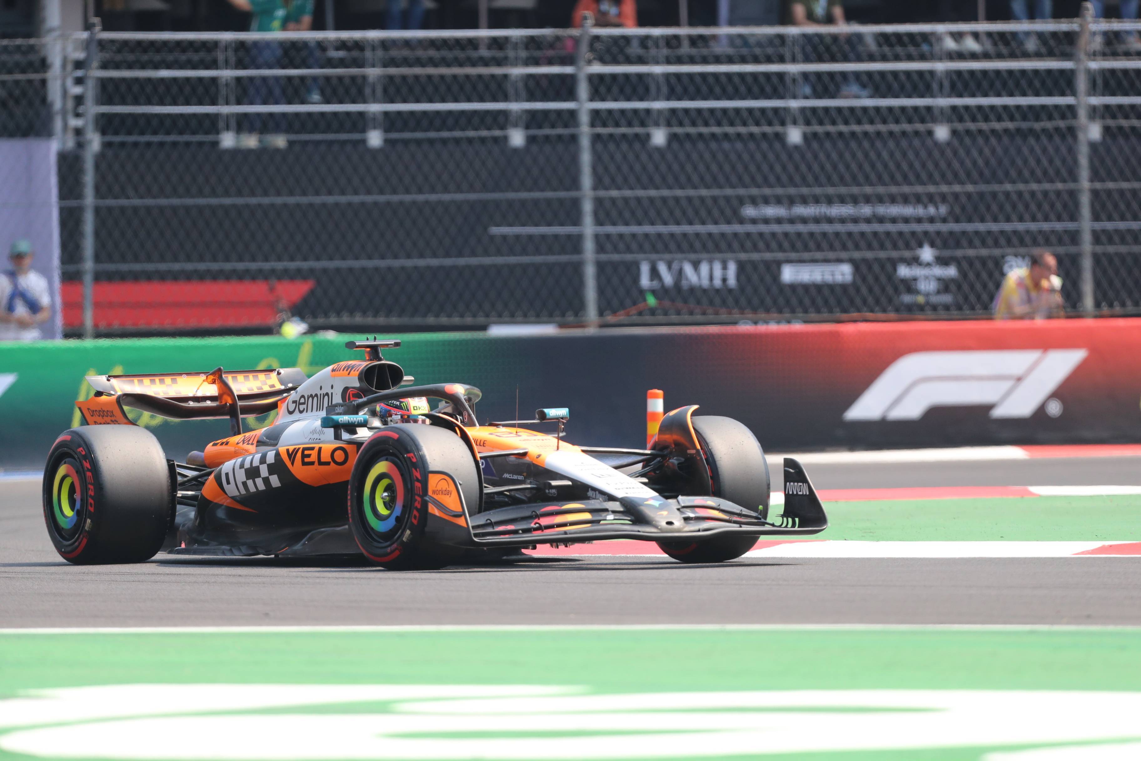 哈斯车队鏖战迈凯伦，拉塞尔关键制胜