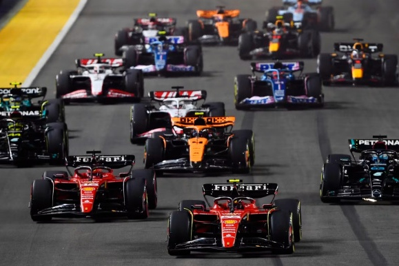 哈斯车队鏖战迈凯伦，拉塞尔关键制胜